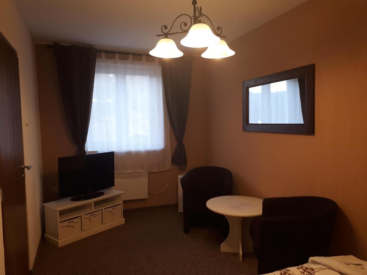 Penzion - Restaurant U Zámku Bečov nad Teplou Exterior foto
